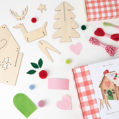 Meri-Meri Meri Meri Wooden Embroidery Gingerbread House Kit (Pack Of 1) 2 Meri-Meri Meri Meri Wooden Embroidery Gingerbread House Kit (Pack Of 1) - Image 2